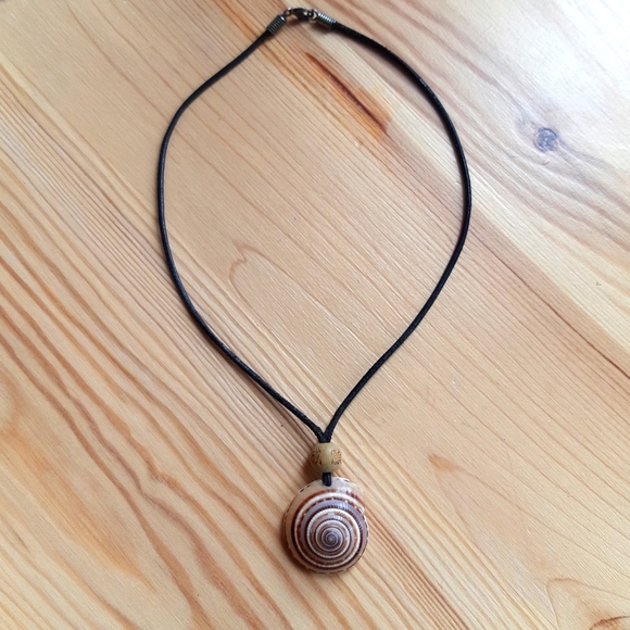 🌊VINTAGE Shell & Leather Necklace - Picture 2 of 3